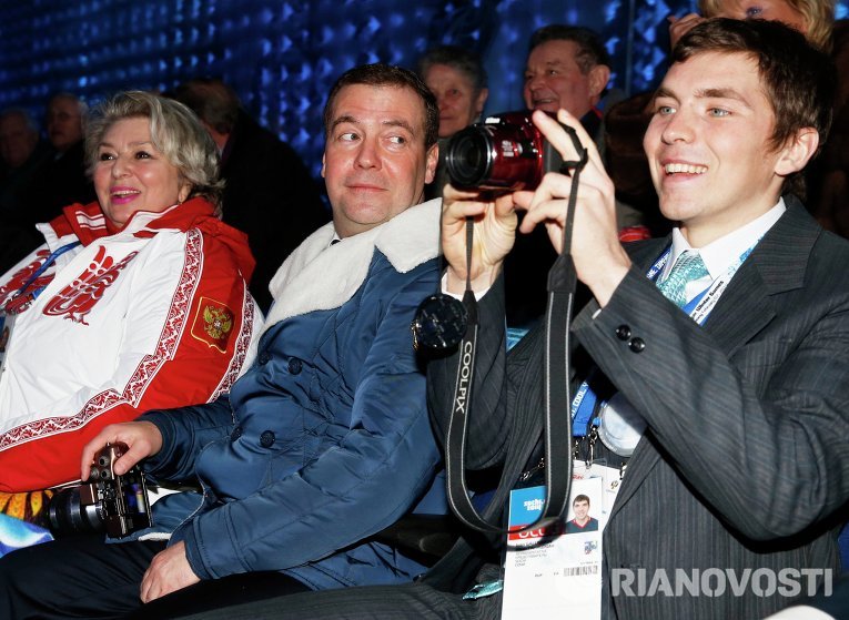 Председатель правительства России Дмитрий Медведев наблюдал за церемонией в компании тренера по фигурному катанию Татьяны Тарасовой. Председатель правительства России Дмитрий Медведев наблюдал за церемонией в компании тренера по фигурному катанию Татьяны Тарасовой.