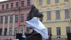 Полотно с памятника улыбающемуся Трезини сняли в Петербурге Полотно с памятника улыбающемуся Трезини сняли в Петербурге