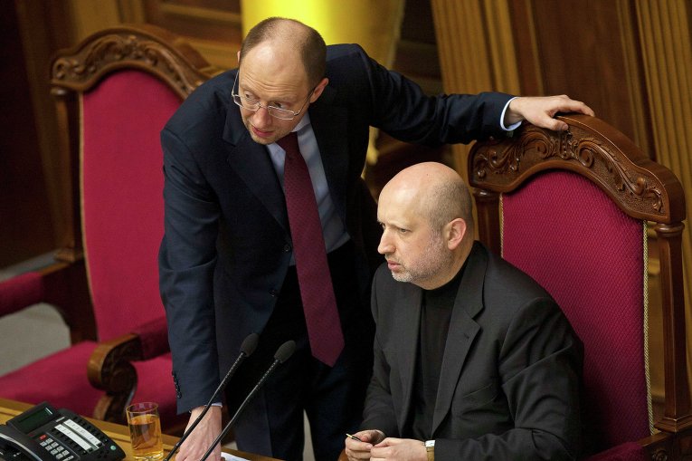 Александр Турчинов и Арсений Яценюк (слева) во время сессии парламента в Киеве Александр Турчинов и Арсений Яценюк (слева) во время сессии парламента в Киеве