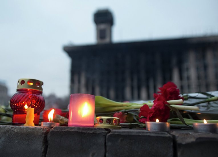 Цветы в память о погибших в столкновениях между сторонниками оппозиции и сотрудниками правоохранительных органов в Киеве, Украина Цветы в память о погибших в столкновениях между сторонниками оппозиции и сотрудниками правоохранительных органов в Киеве, Украина