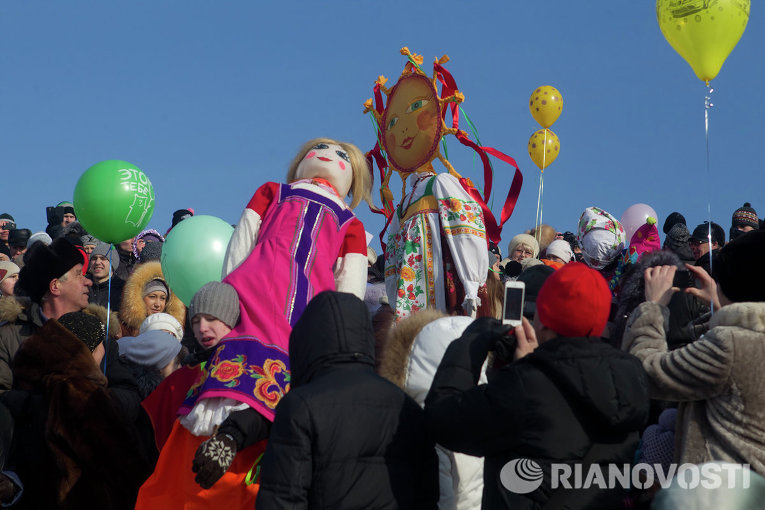 Проводы зимы в Томске: сибирские силачи, блины и чучело-гигант Проводы зимы в Томске: сибирские силачи, блины и чучело-гигант