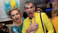 Писательница Лена Ленина и продюсер Барри Алибасов на вечеринке в честь чемпионов сочинской Олимпиады Писательница Лена Ленина и продюсер Барри Алибасов на вечеринке в честь чемпионов сочинской Олимпиады